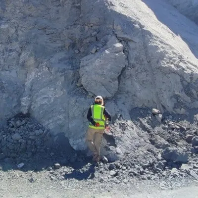 Imagem de um local rochoso com o operador em destaque