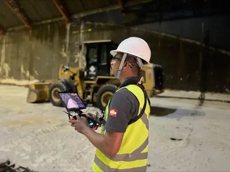 Imagem de um operador controlando um drone com equipamentos