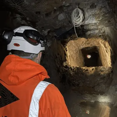 Mina Subterrânea com o operador em destaque e o drone ao funso voando