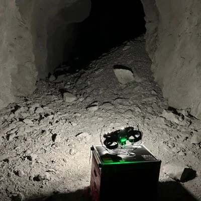 Imagem de um espaço confinado com o drone elios como destaque