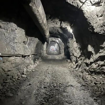 Imagem de um túneo em uma caverna