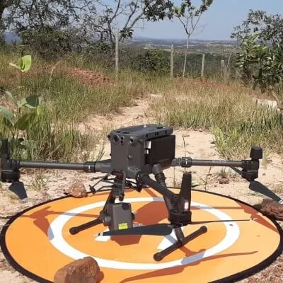 Imagem do drone com LiDAR e ao fundo uma área vegetada
