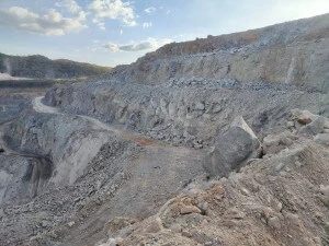 Imagem de local rochoso de lavra