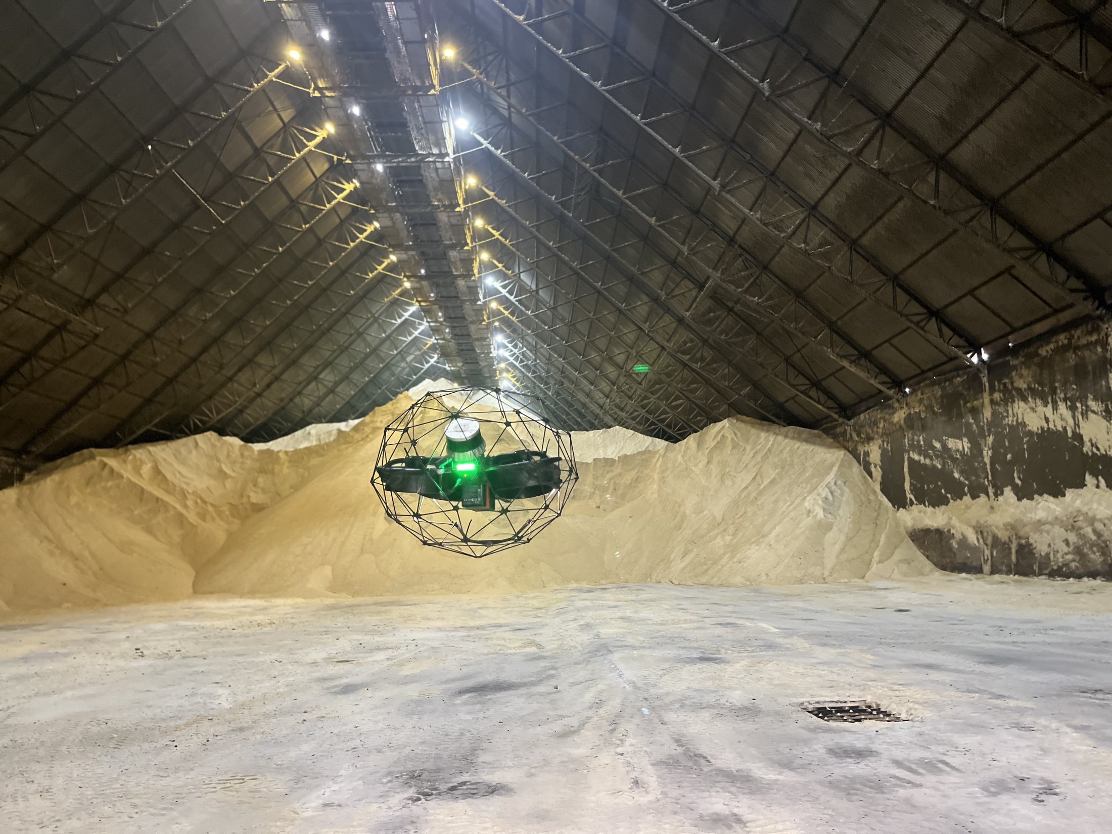 Drone com LiDAR realizando inventário de estoque em armazém