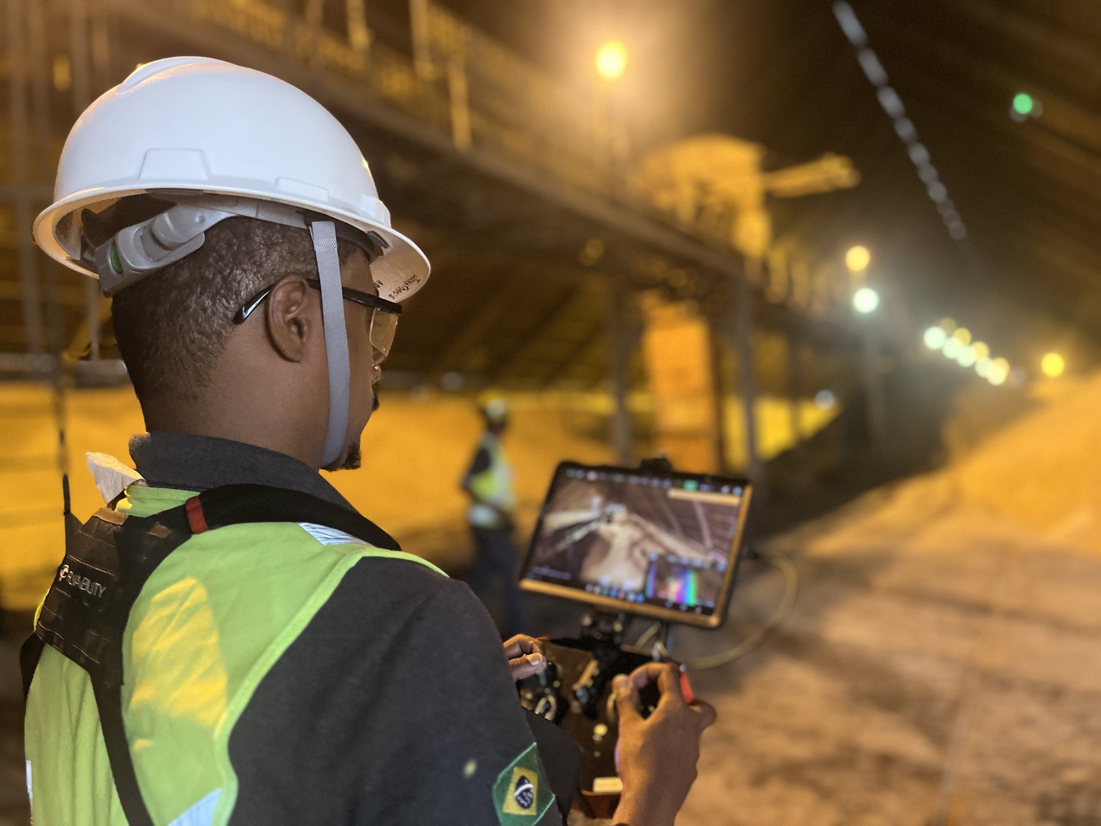 Operador da CCMENG conduzindo levantamento com drone e LiDAR