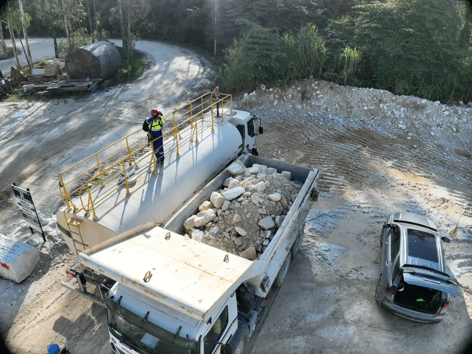 Imagem de um homem controlando o LiDAR para fazer o levantamento de estoque